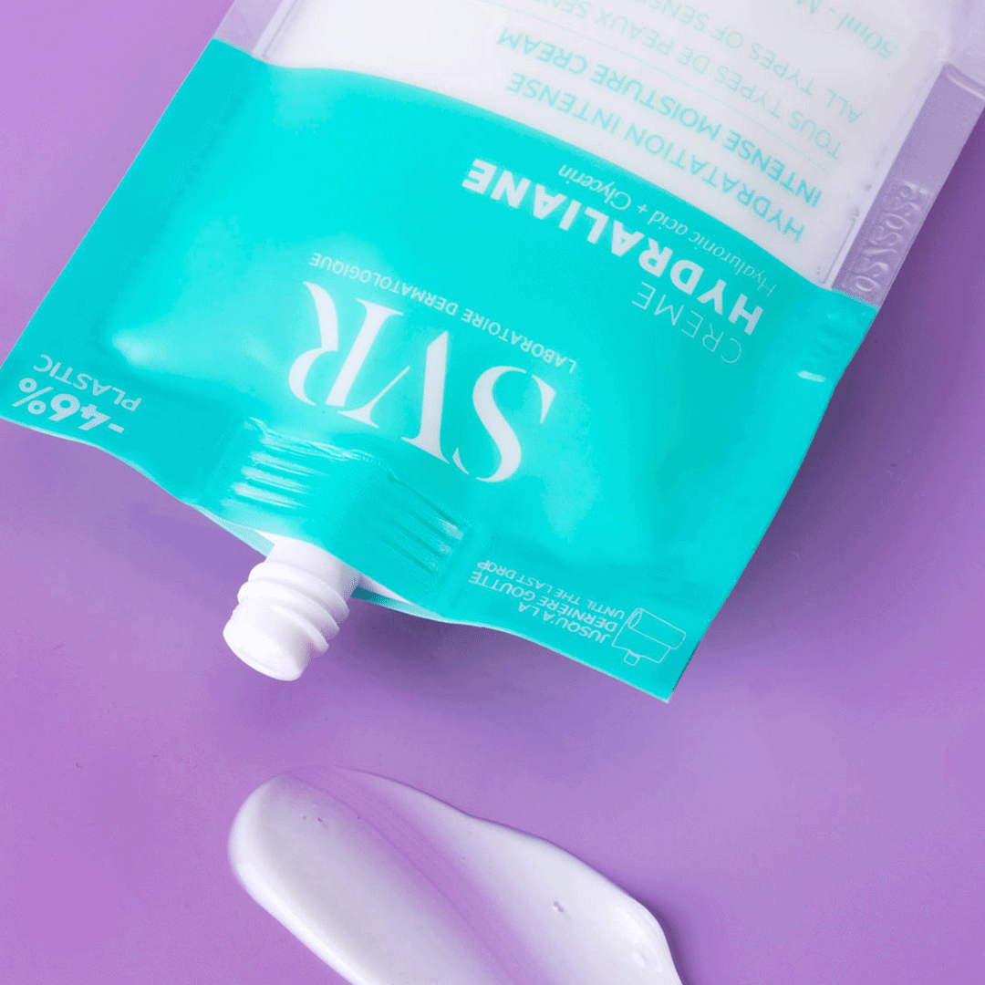 SVR Hydraliane Feuchtigkeitscreme im nachhaltigen, türkisfarbenen Beutel mit weißem Cremeklecks auf violettem Hintergrund.