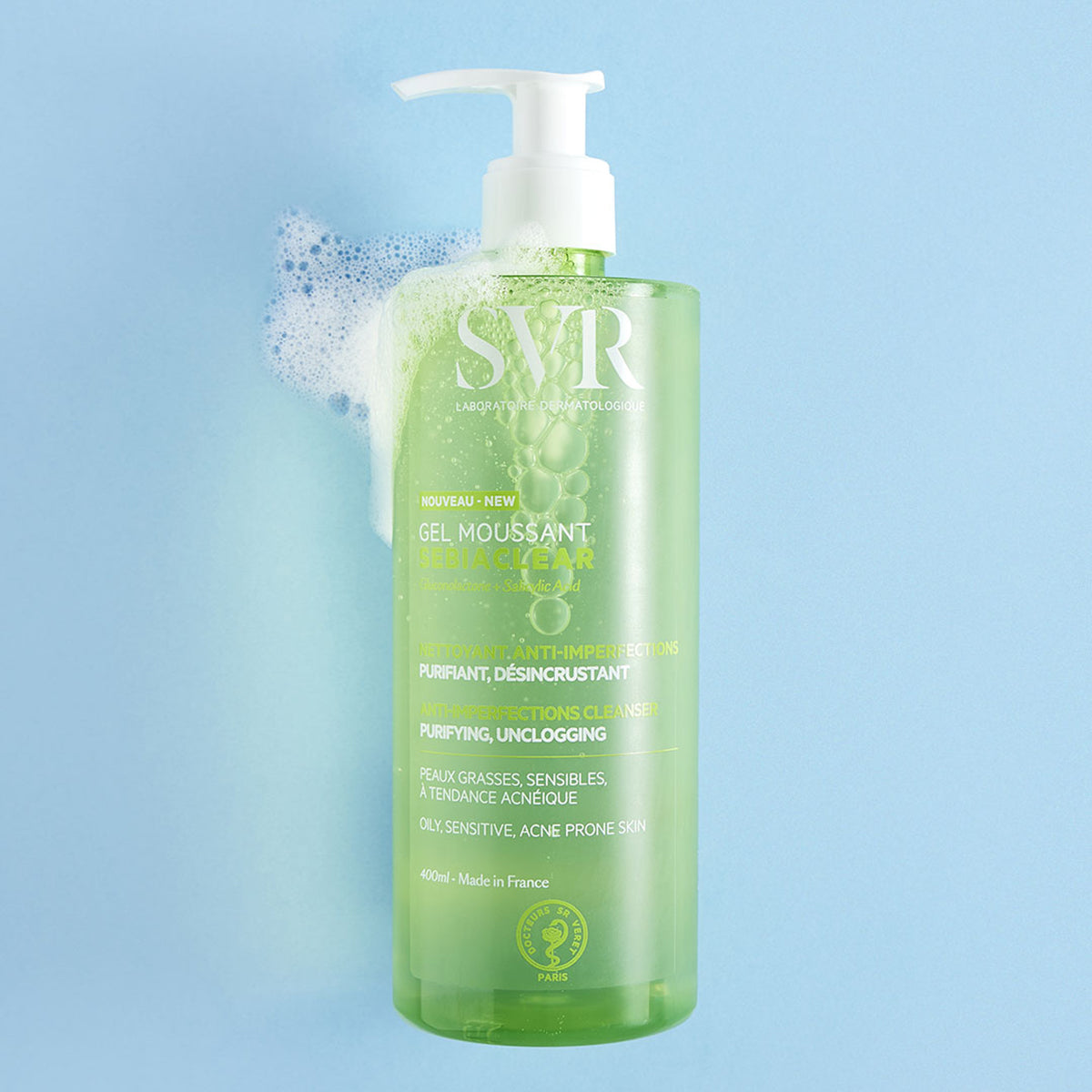SVR SEBIACLEAR Gel Moussant 400ml in einer grünen Pumpflasche mit weißem Schaum vor hellblauem Hintergrund.