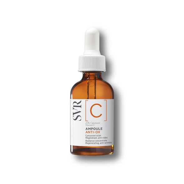 Braune Glasflasche SVR Ampoule Anti-Ox mit weißem Pipettenverschluss und weißem Etikett für Vitamin C Gesichtsserum.