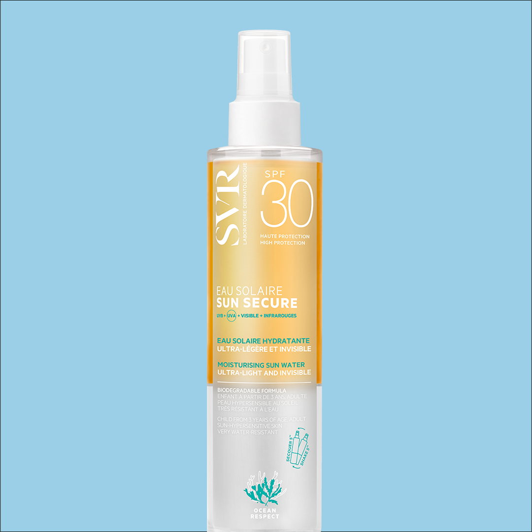 SVR SUN SECURE Eau Solaire SPF30 Sonnenschutz-Spray in einer transparenten Flasche mit gelbem Etikett auf blauem Grund.