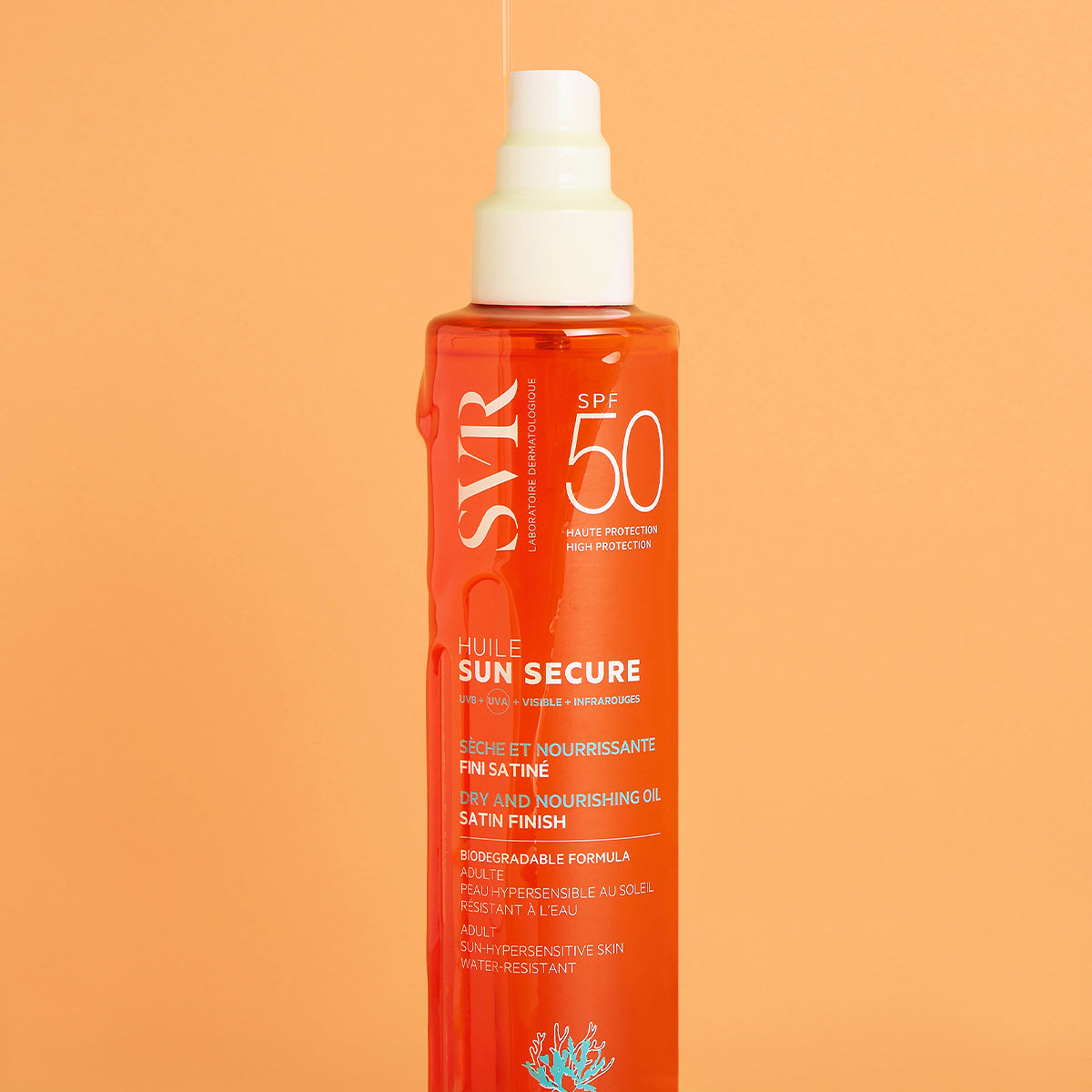 Orangefarbene SVR SUN SECURE Huile SPF50 Sprühflasche mit weißem Pumpkopf vor einem passenden orangefarbenen Hintergrund.