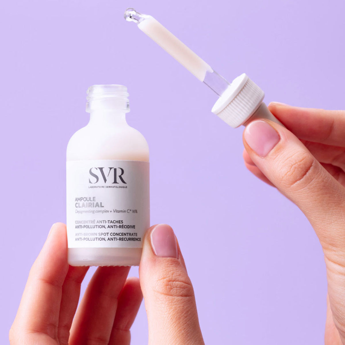 SVR Clairial Ampulle in einer milchig-weißen Glasflasche mit Pipette vor einem hellvioletten Hintergrund.