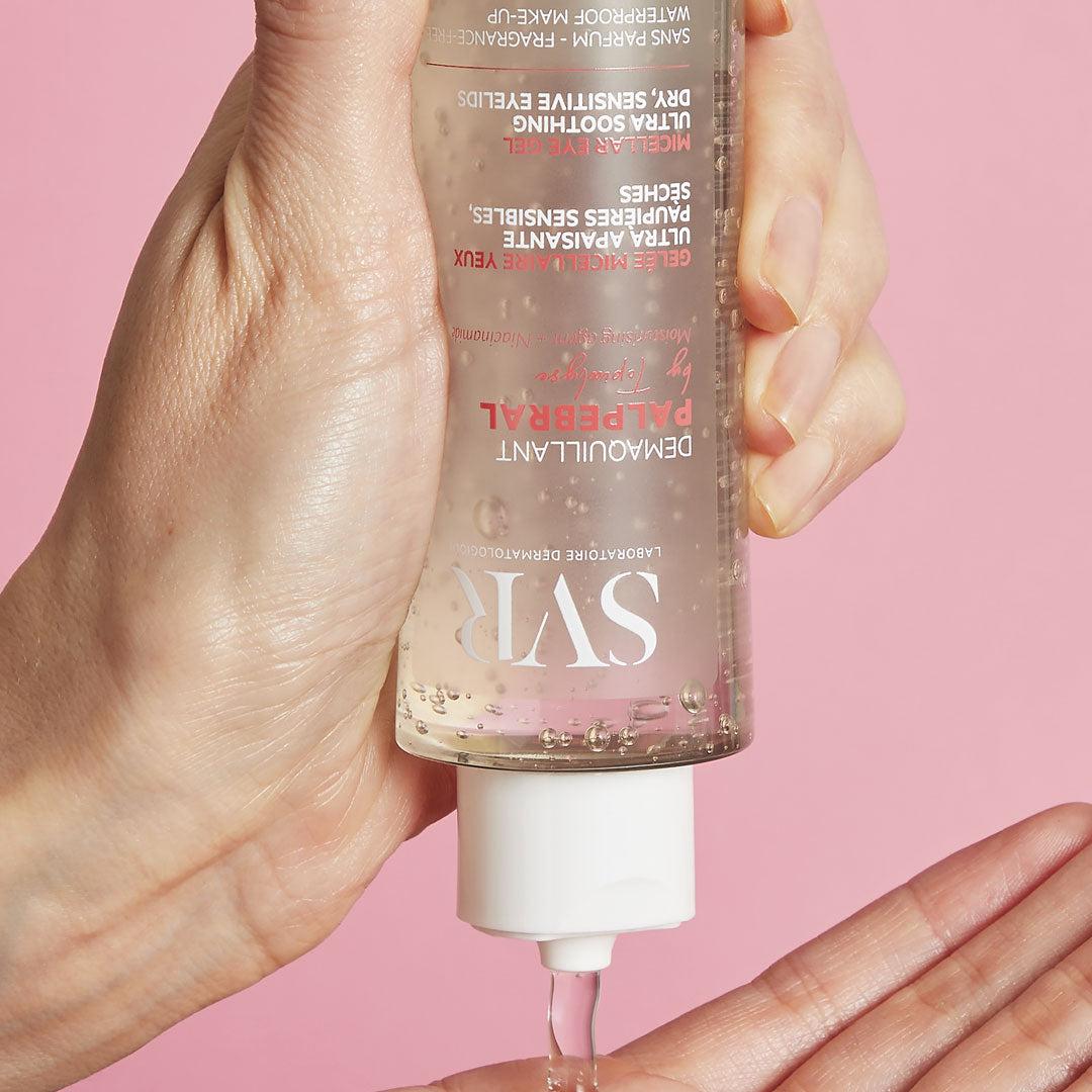 SVR Palpebral Démaquillant Gelee-Make-up-Entferner in einer transparenten Flasche, der auf eine Handfläche fließt.