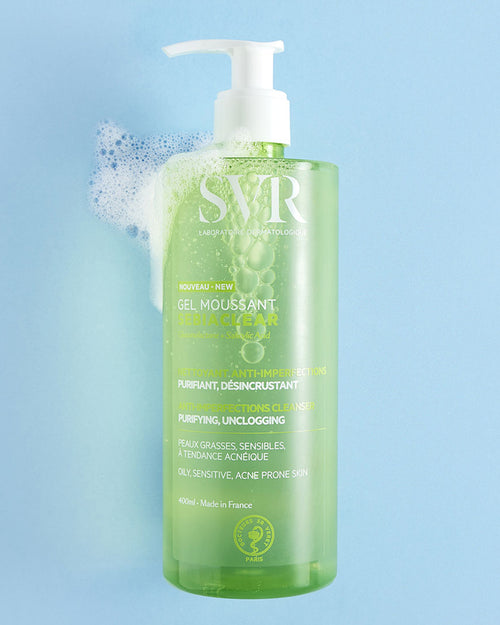 SVR SEBIACLEAR Gel Moussant 400ml in einer grünen Pumpflasche mit weißem Schaum vor hellblauem Hintergrund.