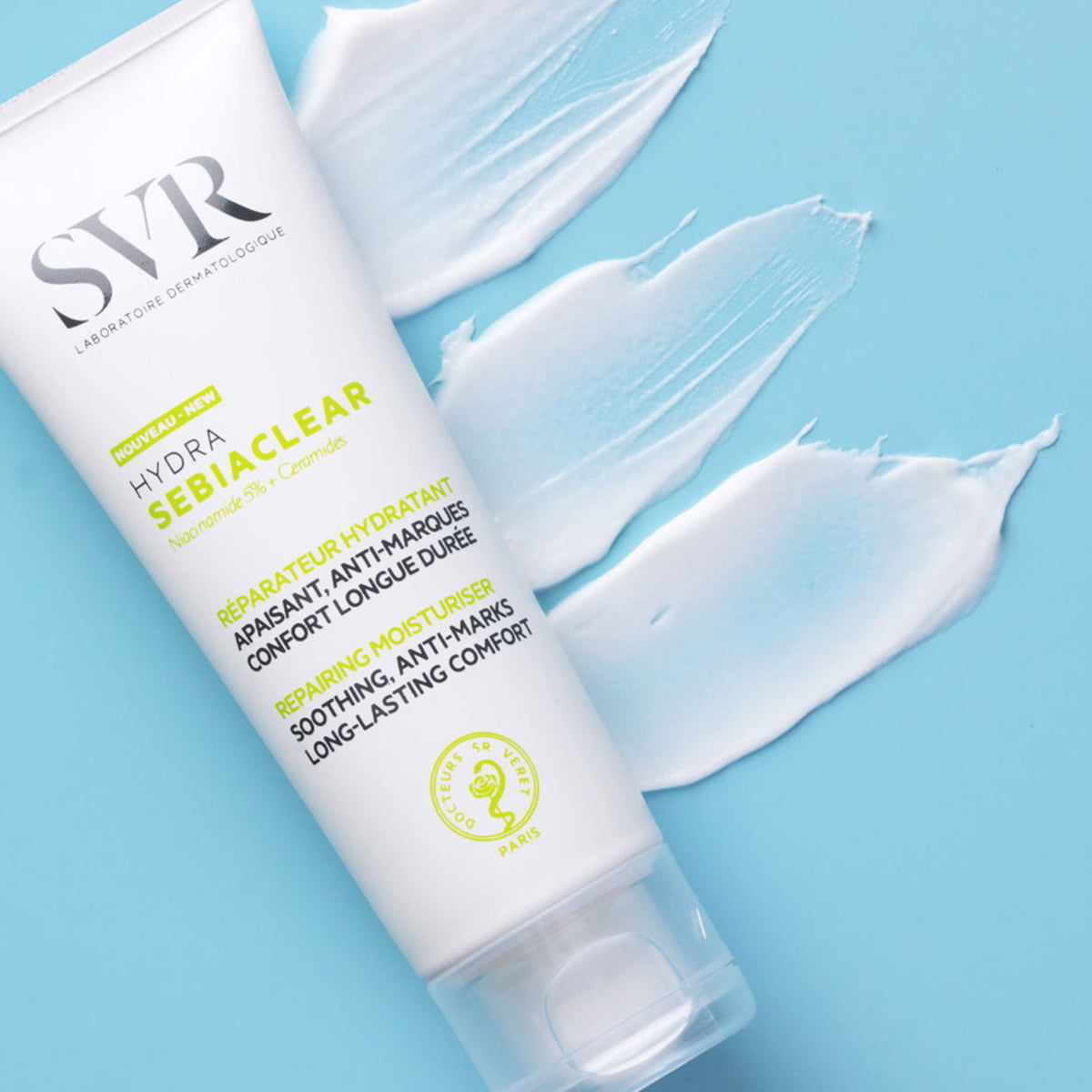 Weiße SVR Sebiaclear Hydra Feuchtigkeitspflege-Tube mit Textur-Swatches auf hellblauem Hintergrund.