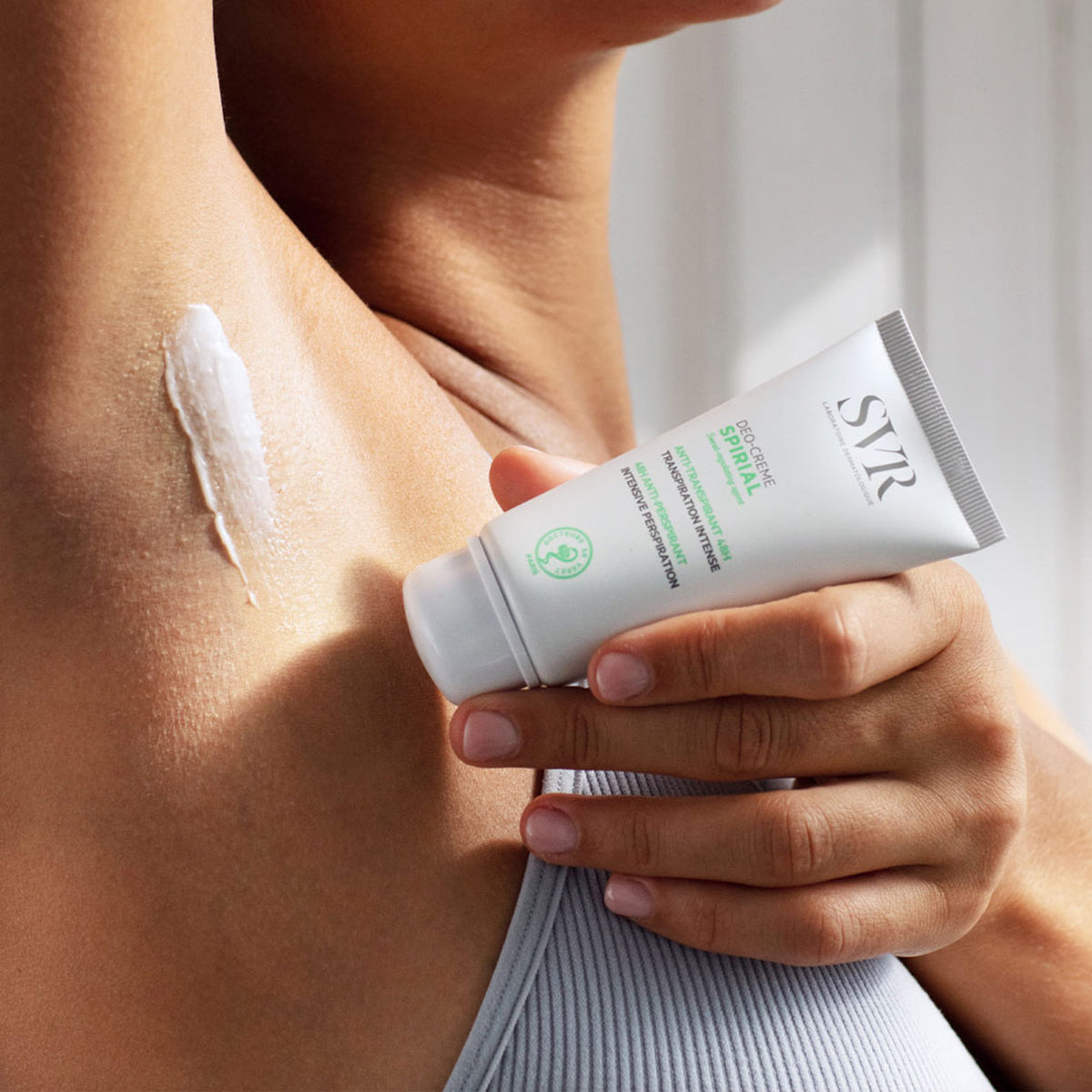Weiße SVR Spirial Deo-Creme Tube beim Auftragen auf die Achselhaut für 48h Antitranspirant-Schutz.