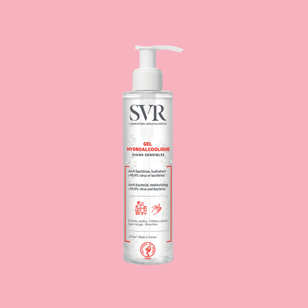 SVR Hydroalkoholisches Gel für sensible Hände in einer 200ml-Pumpspenderflasche mit weißem Verschluss auf rosa Hintergrund.