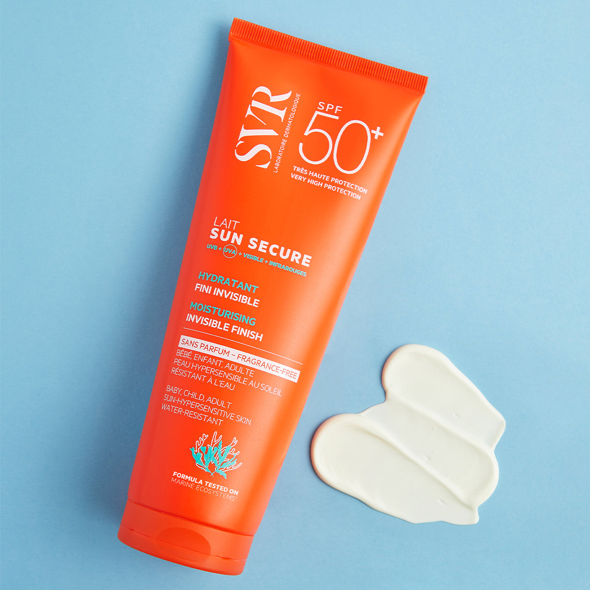 Orangefarbene SVR SUN SECURE SPF50+ Sonnenmilch-Tube mit weißer Texturprobe auf hellblauem Hintergrund.